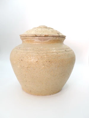 Tarro vietnamita con tapa decorada vietnamita siglo XII. Foto 1 de 4