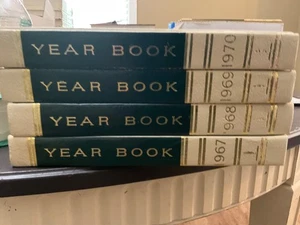 Lot Of 4 The World Book Year Book Encyclopedia Books 1967-70 - Imagen 1 de 1