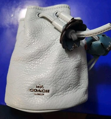 Muñequera Coach de pétalos en cuero granulado Foto 1 de 4