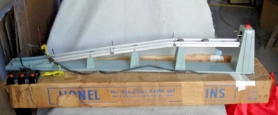 LIONEL #456 RAMPA DE CARVÃO COM CONTROLE DE TRÊS BOTÕES (NÃO FUNCIONA) - Imagem 1 de 4