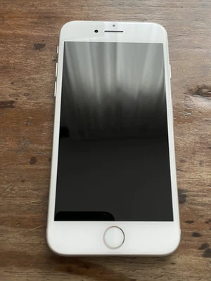 Apple iPhone 7 - 32GB - Argento (Sbloccato) - Immagine 1 di 4