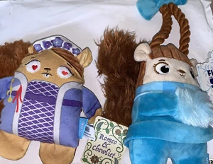 Plüschtier Hundespielzeug FLAUSCHIG SUE Eichhörnchen + ROMEO & CHEWLIET quietschende Rindenbox Neu - Bild 1 von 4