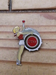Pin's Pins Pin Enamel- Pin'up Tambour Grosse Caisse Cigarette "LUCKY STRIKE " - Imagen 1 de 2
