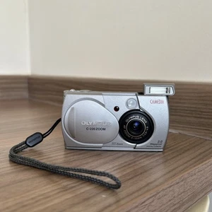 Olympus Digital Camera Camedia C-220 Zoom 2.0MP Silver Working - No memory card - Picture 1 of 7