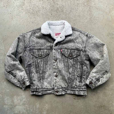 Jaqueta jeans vintage anos 80 Levi's forrada Sherpa masculina tamanho médio feita nos EUA - Imagem 1 de 4