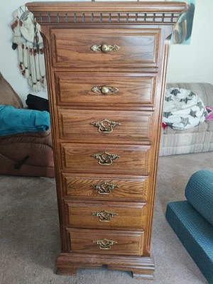 Cómoda lencería Sumter Cabinet Co. con 7 cajones. Casi como nuevo Foto 1 de 4