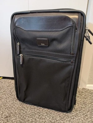 Equipaje de mano TUMI expandible de 2 ruedas 21” de alta calidad negro con cuero Foto 1 de 4