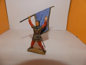FIGURINE STARLUX MOYEN AGE SOLDAT PORTE ETANDARD VIOLINE - Picture 1 of 5