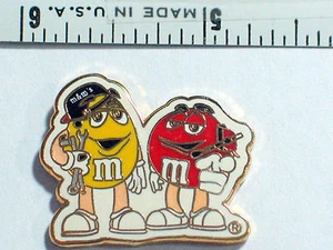 M&M Mechenic's oder Klempner Pin rot & gelb M&M Bonbons Pin  - Bild 1 von 3