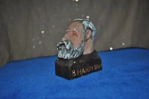 Busto intagliato vintage in legno presidente Benjamin Harrison firmato dall'artista D. Herr 2002 - Foto 1 di 4