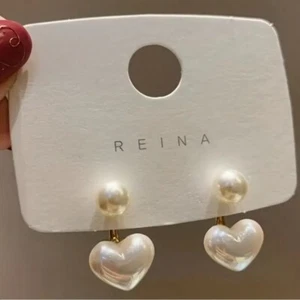 White pearl heart stud earrings - great for Easter Or mother’s Day! - Picture 1 of 3