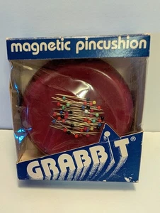 GRABBIT Magnet Nadelkissen #BF01 dunkelrot mit bunten Pins Vintage 1980 Neu in Verpackung - Bild 1 von 2