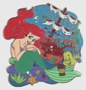 Prendedor náutico Sirenita Ariel & Flounder PP77215 LE250 de Disney Store - Imagen 1 de 4
