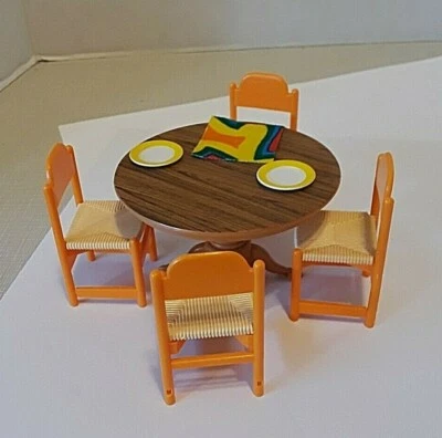 MESA DE COZINHA VINTAGE CASA DE BONECAS 4 CADEIRAS 2 PRATOS TOMY PLÁSTICO   - Imagem 1 de 4