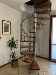 scala a chiocciola usata , acciaio inox gradini legno , parapetto acciaio - Foto 1 di 3