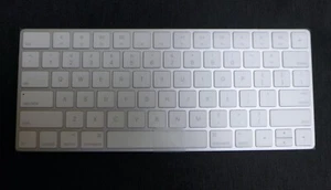 Apple Magic Keyboard, A1644, MLA22LL/A, Blanco - La batería no retiene carga - Imagen 1 de 5
