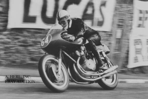 MV Agusta 500 y John Surtees - 1957 Isla de Man TT - foto de carreras de motocicletas - Imagen 1 de 1