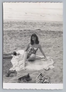 Frau am Badestrand - Altes Foto - Picture 1 of 2