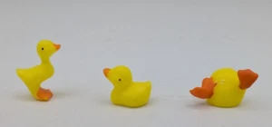 Vintage 1960 Pack 3 Kunststoff 0,75" Ente Schwimmen Super Mini Hase Diorama Handwerk Ostern - Bild 1 von 4