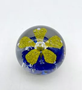 "Acentos de burbuja controlados por vidrio artístico con flores amarillas y azules de 2,75" - Imagen 1 de 7