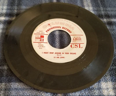 Lu Ann Simms-I Wanna Hug You,Kiss You,Squeeze You 7",Promo Columbia ‎– 4-40430 - Image 1 of 4