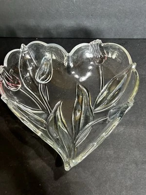Lindo prato de tulipa em forma de coração de cristal 9,5”L X 8”L - Imagem 1 de 4