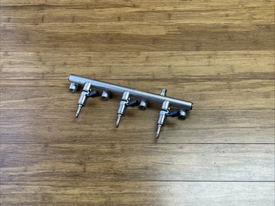 Conjunto de línea de riel de inyección de combustible lado derecho Maserati Ghibli 2014-2024 3,0 L OEM Foto 1 de 4