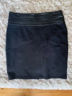 FALDA NEGRA SAKS QUINTA AVENIDA TALLA 12 ENVOLVENTE IMITACIÓN CUERO CINTURA POR ENCIMA DE LA RODILLA Foto 1 de 4