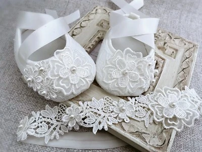 Zapatos de bautizo blancos, zapatos de bautismo, flores de ganchillo hojas perlas Foto 1 de 4