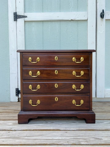 Vintage 1973 Henkel Harris Mahogany Small Side Accent Chairside 4 Drawer Chest Cover