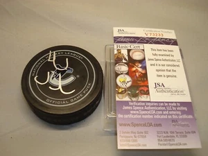 Disco de hockey oficial firmado por Henrik Sedin de los canucks de Vancouver automático certificado de autenticidad 1A - Imagen 1 de 3