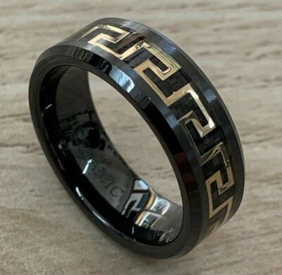 Alianza de anillo de boda Versace de cerámica con incrustaciones de carbono dorado y negro de 8 mm para hombre Foto 1 de 4