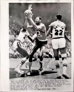 1966 WILT CHAMBERLAIN NBA BASKETBALL PHOTO ELGIN BAYLOR PHILADELPHIA 76ERS ABA - Picture 1 of 9
