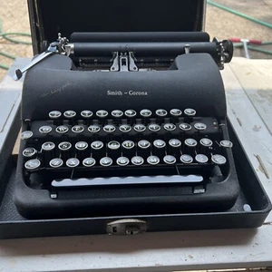 Smith-Corona Clipper Vintage tragbare Schreibmaschine mit Koffer von 1947 - Bild 1 von 5