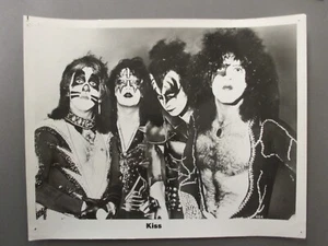 Kiss Original s/w 8X10 Promo Foto Outdoor sieht aus als könnte es Mitte 70er sein! - Bild 1 von 1
