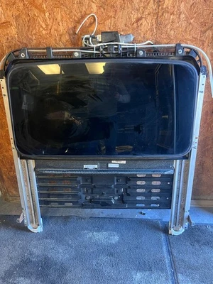 Conjunto de techo corredizo eléctrico 2007-2014 Cadillac Escalade, Chevy Tahoe, GMC Yukon Foto 1 de 2