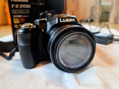 Panasonic Lumix 20.1 MP Bridgekamera - Schwarz (DMC-FZ200) - Bild 1 von 4