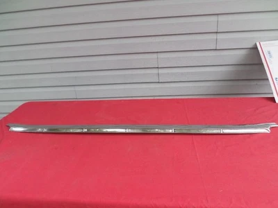 1960 Chevrolet Impala 2 Door Hardtop Lower Center Rear Window Molding GM — 第 1/4 张图片