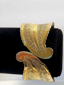 VINTAGE Clamper Cuff Bracelet Gold Tone Textured Feather Leaf Swirl Boho MCM - Picture 1 of 4