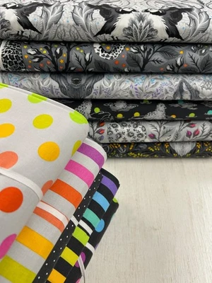 TULA PINK Baumwollstoff Tula rosa grau von 1/4 m * Farbe Spritzrobbe Papageientaucher Wildkatzen