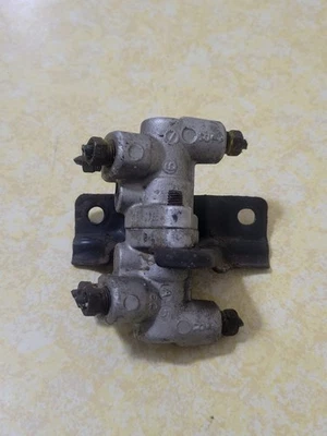 88-91 Honda CRX Brake Proportioning Valve 1725 OEM - Image 1 of 4