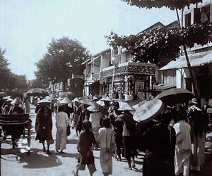 Plaque de verre vue stéréoscopique "Enterrement annamite" Indochine  c.1900 - Foto 1 di 2