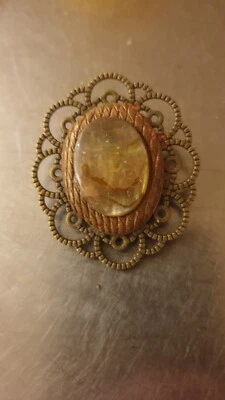 Exclusive Brosche auf   goldfarbenem Rohling im Antikstil Cabochon mit Fimo  - Bild 1 von 2
