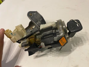 2004-2006 TOYOTA CAMRY IGNITION SWITCH LOCK CYLINDER W/KEY OEM 69057-06020 - Picture 1 of 6