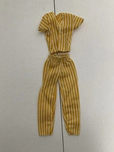 Pijama vintage años 80 Ken amarillo/blanco a rayas muñeca Barbie ropa - Imagen 1 de 7