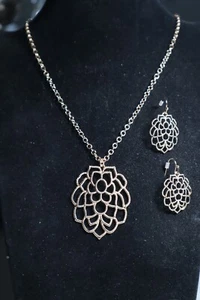 Avon Monarch Petals Goldtone Necklace Pendant & Pierced Earrings Set NIB - Picture 1 of 9