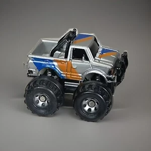 Camioneta Micro Machines Datsun 4x4 Monster Truck 1987 Galoob plateada vintage - Imagen 1 de 18