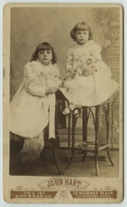 CDV 1890-1900 John Hart, London. Fillettes avec une poupée. - Foto 1 di 2