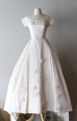 Vestidos de novia vintage de satén de encaje marfil años 50 hasta el té vestidos de novia de fiesta Foto 1 de 4