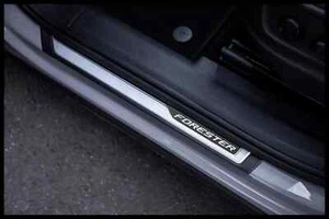 Fit Subaru FORESTER Door Sill Trim Plate Covers Scratch Guard Chrome/Carbon 4pc - Imagen 1 de 4
